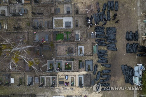 러시아군의 민간인 학살 정황이 드러난 부차에서 발견된 시신들[AP 연합뉴스자료사진]